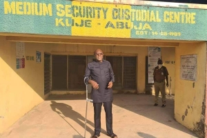 Olisah metụ n'ihu ụlọ mkpọrọ Kuje